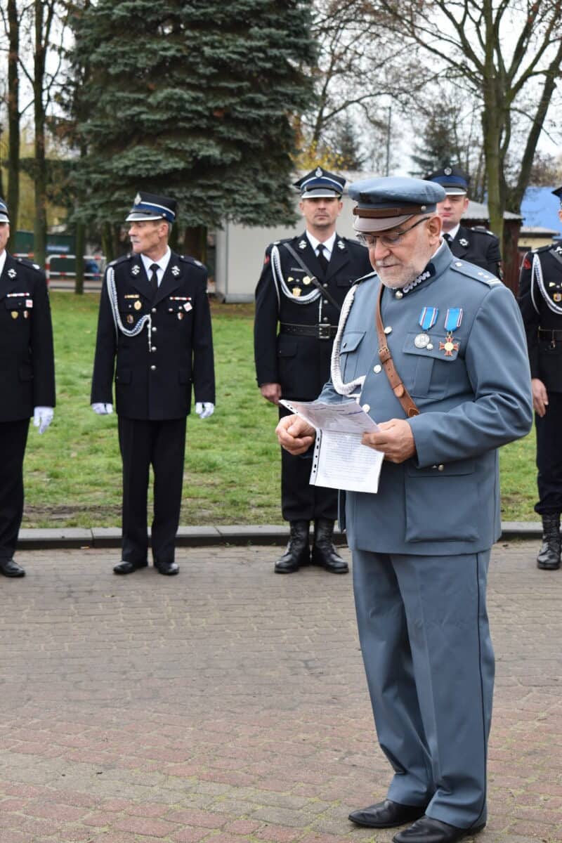 11 listopada podczas, uroczystości z okazji Odzyskania przez Polskę Niepodległości, dokonano pierwszego wciągnięcia flagi narodowej na maszt zamontowany przed Urzędem Gminy w Dobrem. Sfinansowano go ze środków rządowych w ramach projektu „Pod biało-czerwoną”, pod honorowym patronatem premiera Mateusza Morawieckiego. Projekt zakładał sfinansowanie przez Rząd RP zakupu masztów i flag w każdej z gmin w Polsce, której mieszkańcy dołączą do projektu. To właśnie lokalna społeczność miała w tej kwestii decydujące zdanie. Aby wziąć udział w akcji należało online oddać głos poparcia. Dzięki wsparciu inicjatywy przez mieszkańców Gminie Dobre przyznano dotację w wysokości 8 000,00 zł. Jak informuje Kancelaria Prezesa Rady Ministrów, „Pod biało-czerwoną” to projekt, który ma zjednoczyć nasz kraj i jego mieszkańców, nie tylko honorując poległych za wolność i niepodległość naszej Ojczyzny, ale także zachęcić do patriotycznych postaw i dumy z bycia Polakami.