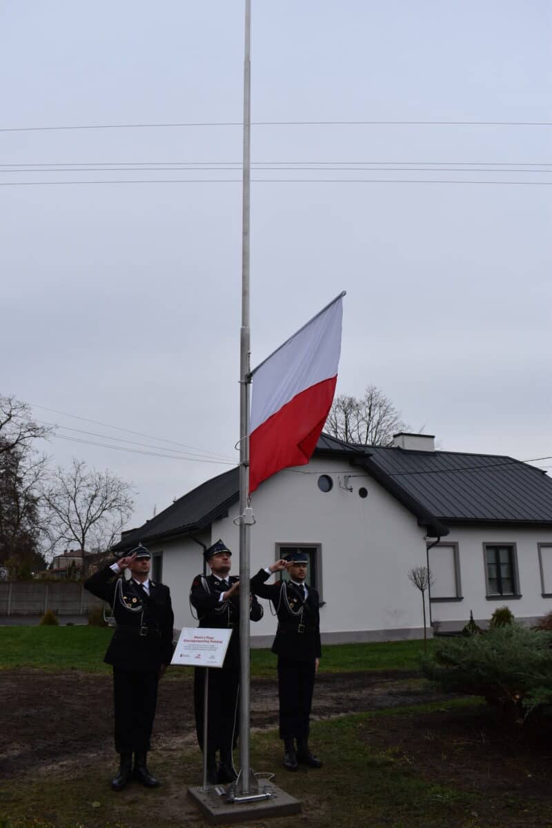 11 listopada podczas, uroczystości z okazji Odzyskania przez Polskę Niepodległości, dokonano pierwszego wciągnięcia flagi narodowej na maszt zamontowany przed Urzędem Gminy w Dobrem. Sfinansowano go ze środków rządowych w ramach projektu „Pod biało-czerwoną”, pod honorowym patronatem premiera Mateusza Morawieckiego. Projekt zakładał sfinansowanie przez Rząd RP zakupu masztów i flag w każdej z gmin w Polsce, której mieszkańcy dołączą do projektu. To właśnie lokalna społeczność miała w tej kwestii decydujące zdanie. Aby wziąć udział w akcji należało online oddać głos poparcia. Dzięki wsparciu inicjatywy przez mieszkańców Gminie Dobre przyznano dotację w wysokości 8 000,00 zł. Jak informuje Kancelaria Prezesa Rady Ministrów, „Pod biało-czerwoną” to projekt, który ma zjednoczyć nasz kraj i jego mieszkańców, nie tylko honorując poległych za wolność i niepodległość naszej Ojczyzny, ale także zachęcić do patriotycznych postaw i dumy z bycia Polakami.