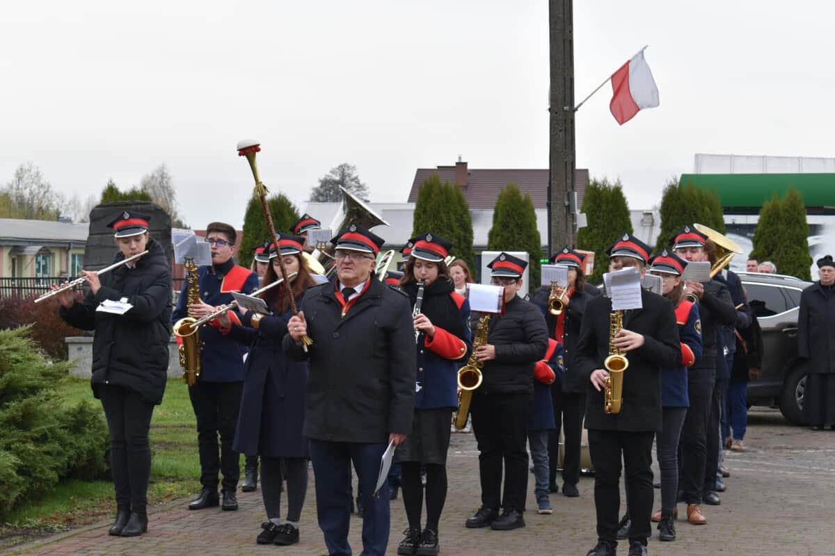 11 listopada podczas, uroczystości z okazji Odzyskania przez Polskę Niepodległości, dokonano pierwszego wciągnięcia flagi narodowej na maszt zamontowany przed Urzędem Gminy w Dobrem. Sfinansowano go ze środków rządowych w ramach projektu „Pod biało-czerwoną”, pod honorowym patronatem premiera Mateusza Morawieckiego. Projekt zakładał sfinansowanie przez Rząd RP zakupu masztów i flag w każdej z gmin w Polsce, której mieszkańcy dołączą do projektu. To właśnie lokalna społeczność miała w tej kwestii decydujące zdanie. Aby wziąć udział w akcji należało online oddać głos poparcia. Dzięki wsparciu inicjatywy przez mieszkańców Gminie Dobre przyznano dotację w wysokości 8 000,00 zł. Jak informuje Kancelaria Prezesa Rady Ministrów, „Pod biało-czerwoną” to projekt, który ma zjednoczyć nasz kraj i jego mieszkańców, nie tylko honorując poległych za wolność i niepodległość naszej Ojczyzny, ale także zachęcić do patriotycznych postaw i dumy z bycia Polakami.