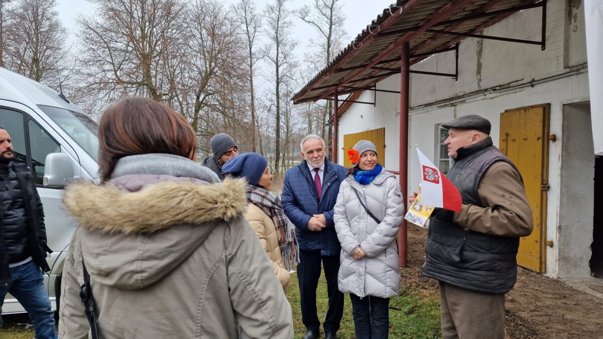 Starszy mężczyzna z flagą RP