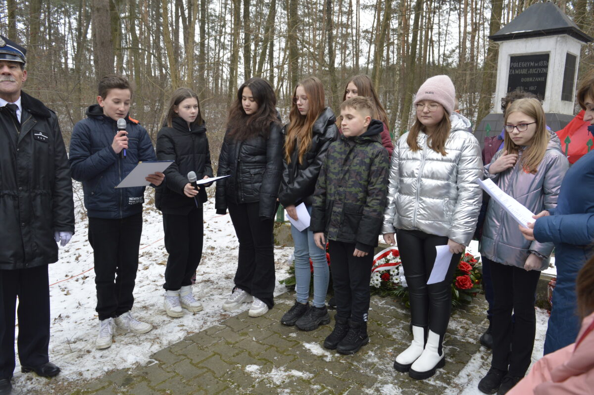kilkanaście osób przy pomniku
