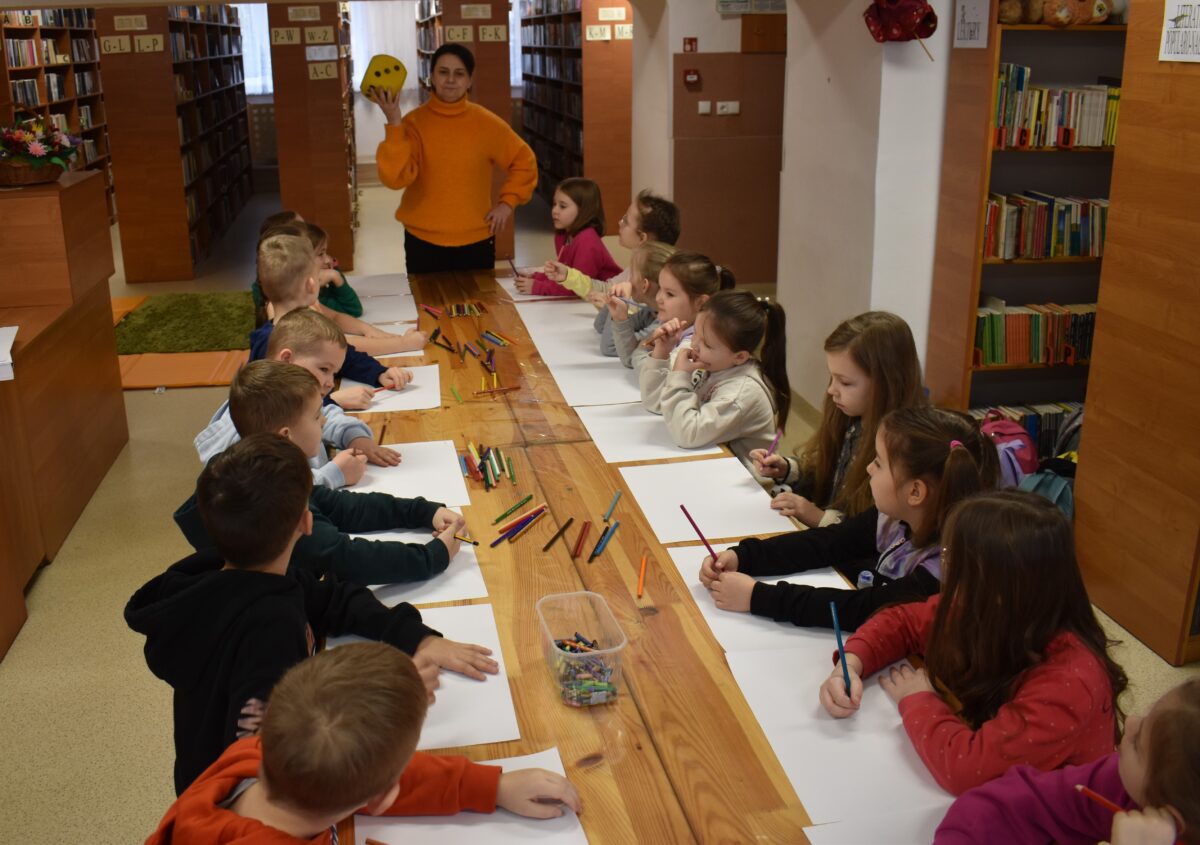 Dwie ćwiartki żółtej cytryny. Praca dzieci którą wykonały na zajęciach długopisem 3D.