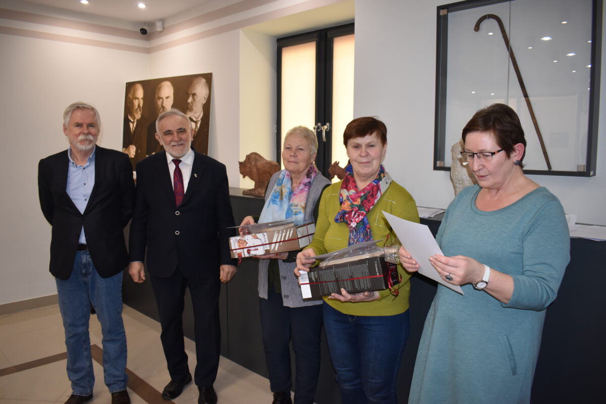 Trzy kobiety i trzech mężczyzn stojących obok siebie