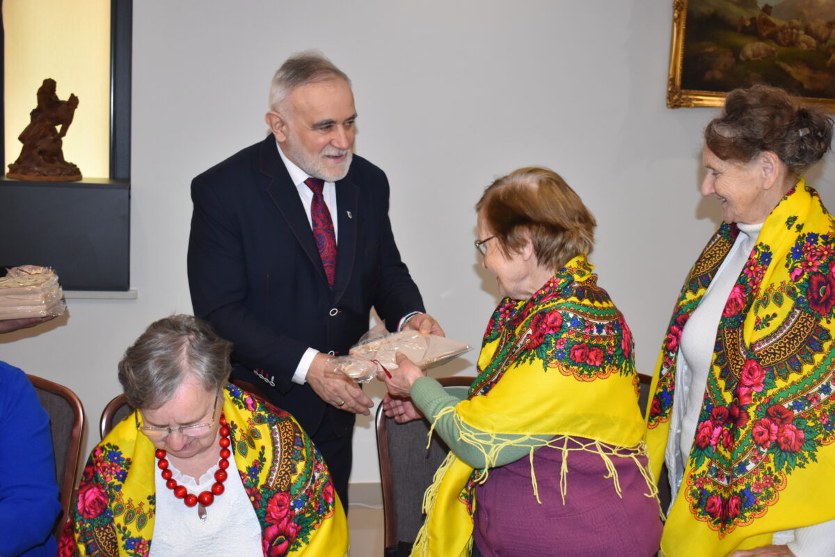 Mężczyzna w Garniturze, wręcz pudełko kobiecie
