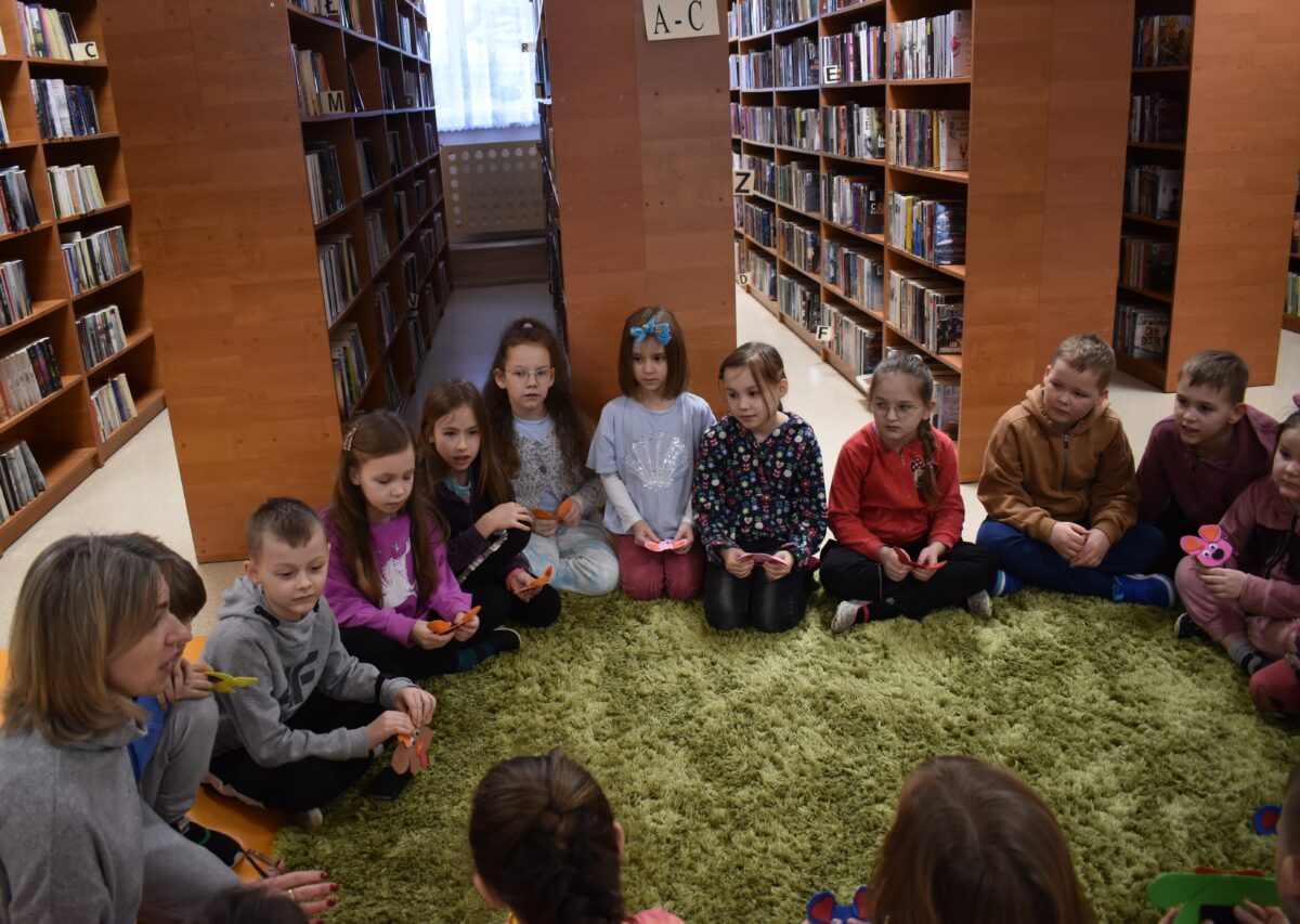 151 Dwa magnesy – kotki zrobione przez dzieci na zajęciach w bibliotece. Jeden szary z czerwonym noskiem, językiem, uszami i czarnymi wąsami. Drugi brązowy z różowymi uszkami, nosem, językiem oraz ruchomymi oczkami.