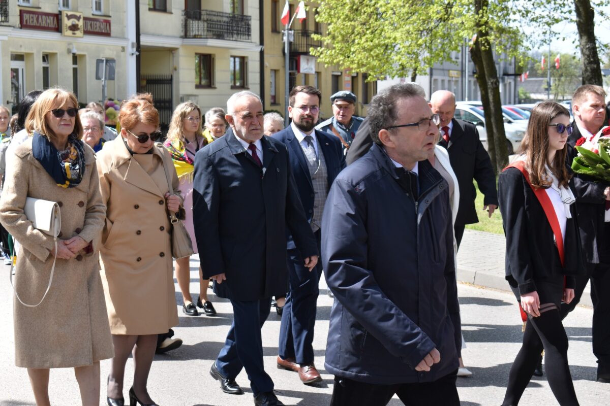 Kilkanaście osób maszerujących w pochodzie