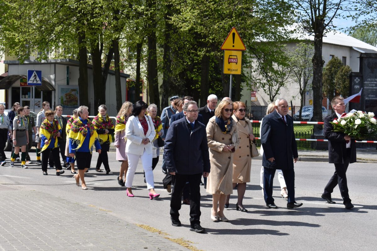 Kilkanaście osób maszerujących w pochodzie