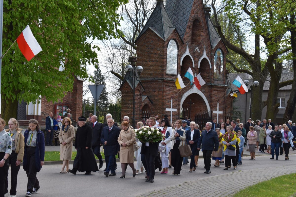 Kilkanaście osób maszerujących w pochodzie