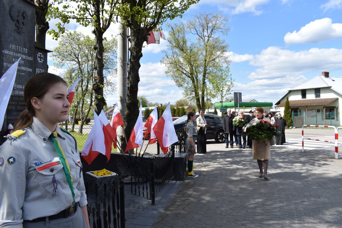 Harcerka przy pomniku
