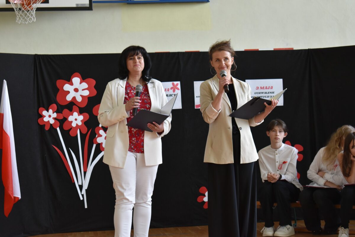 Dwie kobiety w białych garniturach