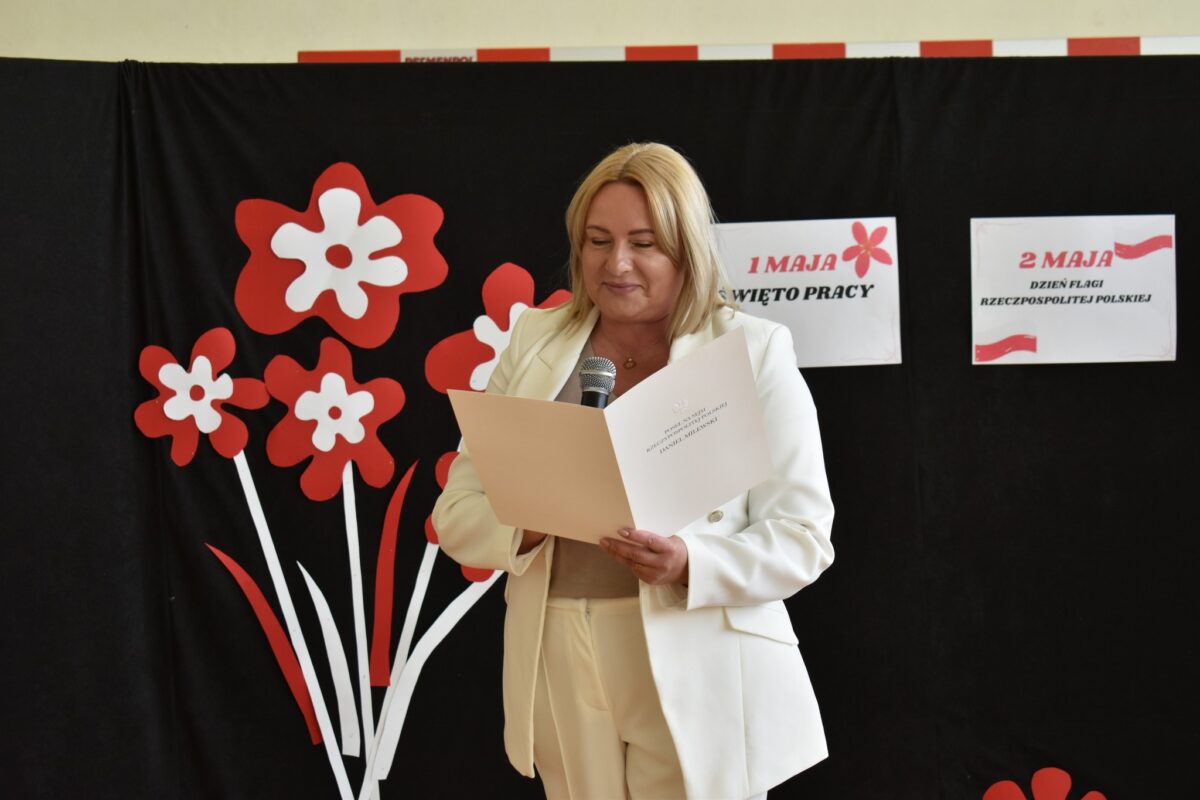 Kobieta w białym garniturze