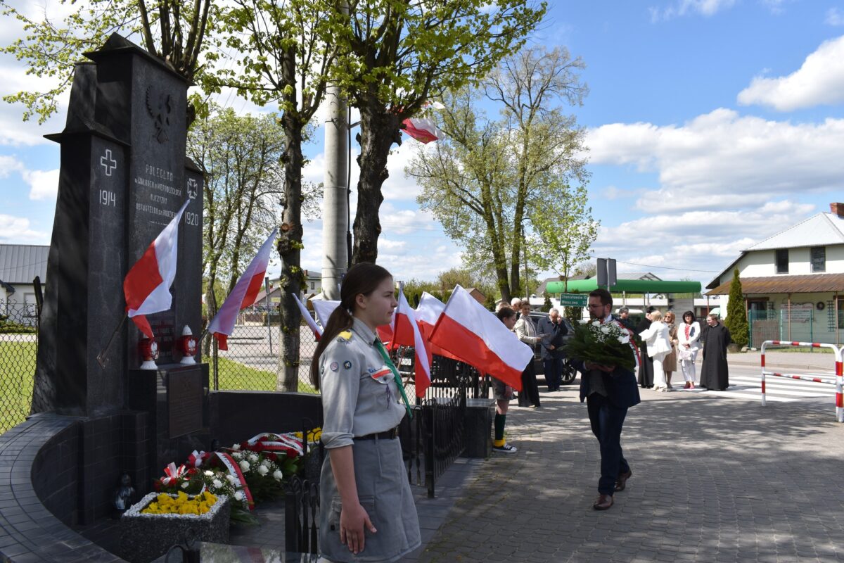 Mężczyzna składający kwiaty