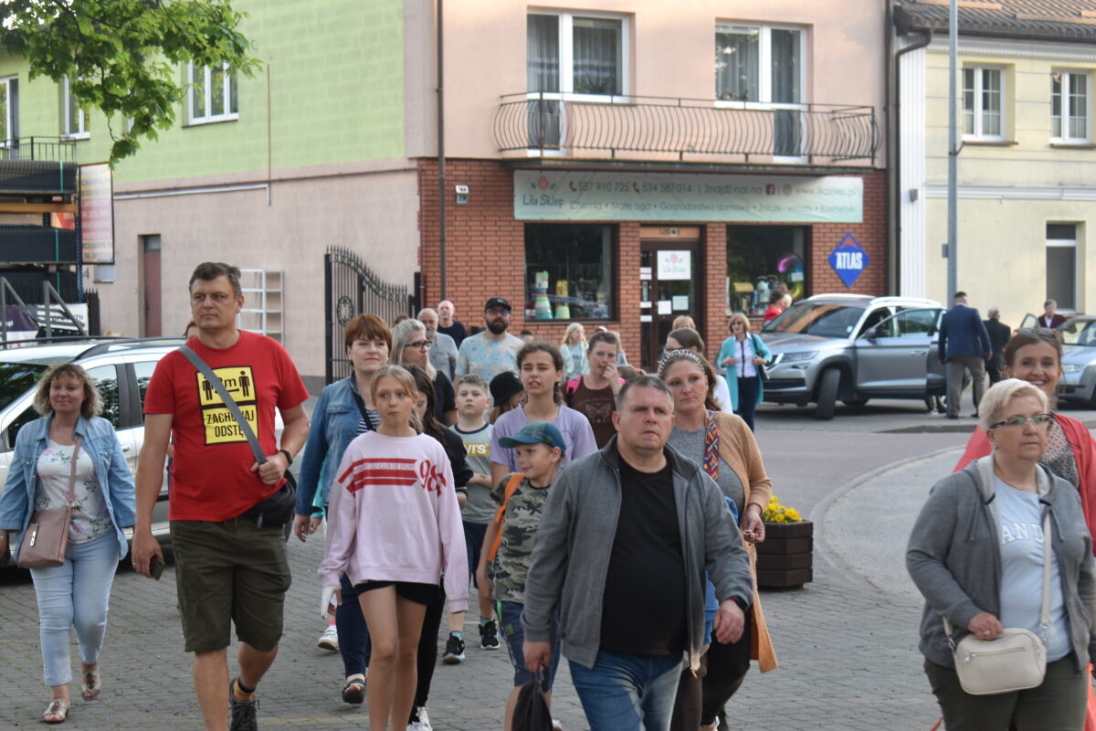 Kilkanaście oósb na chodniku