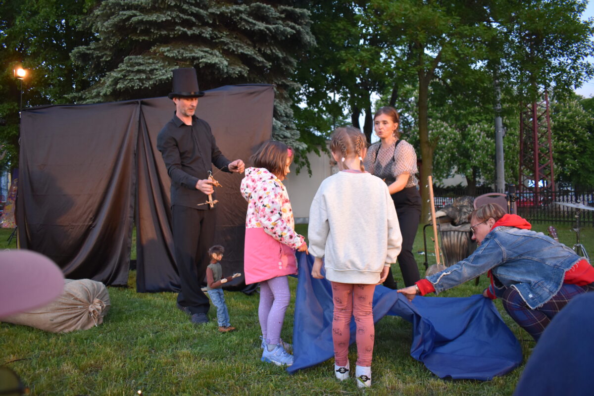 Kilkuletnie dziewczynki z marionetką