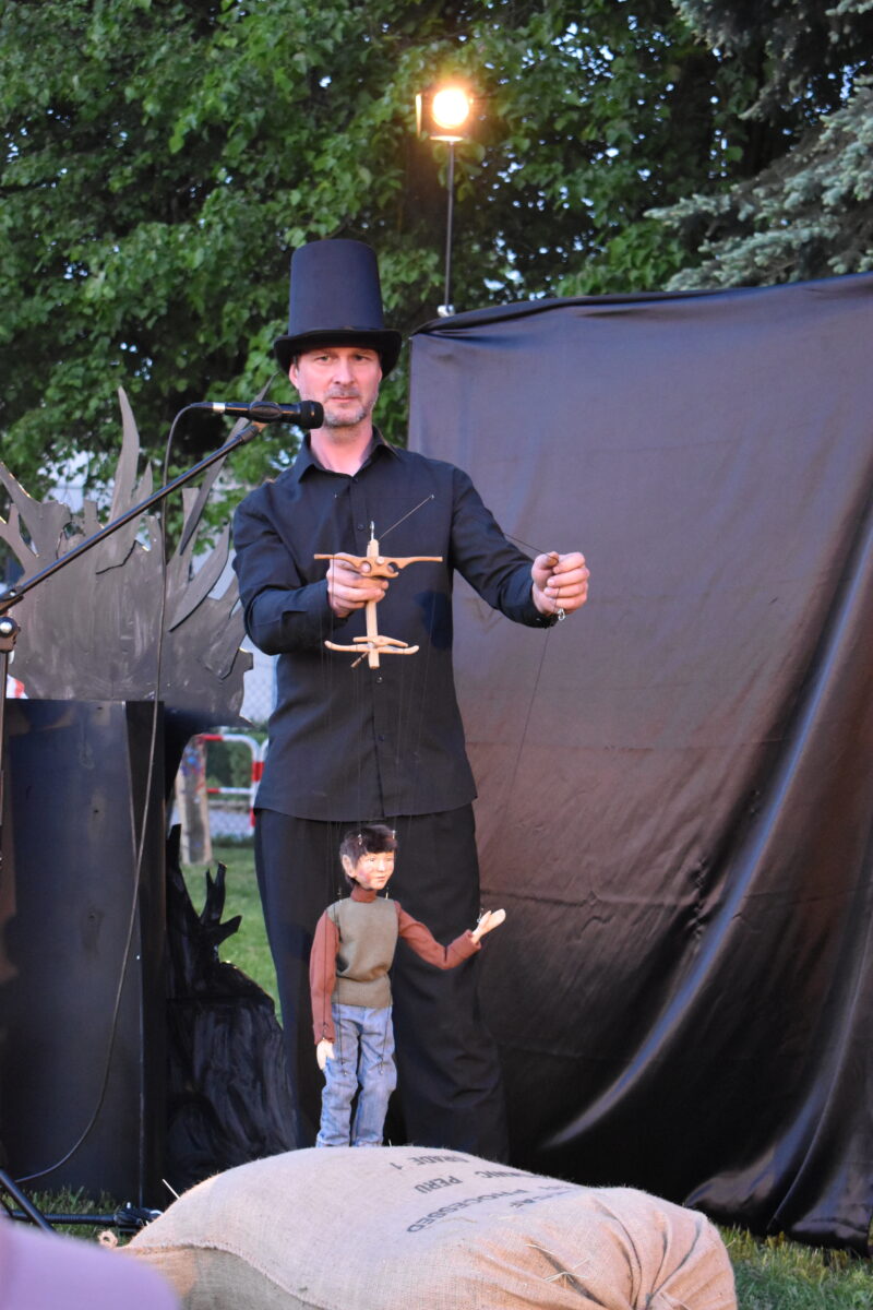 Mężczyzna z marionetką chłopca