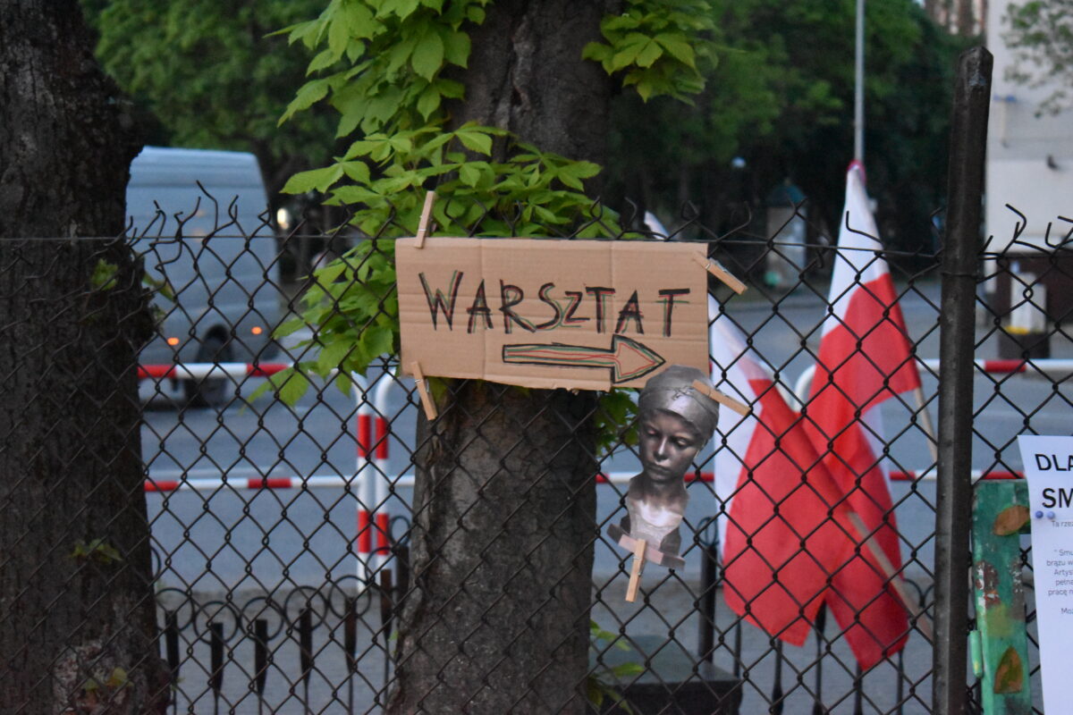 tabliczka z napisem Warsztat