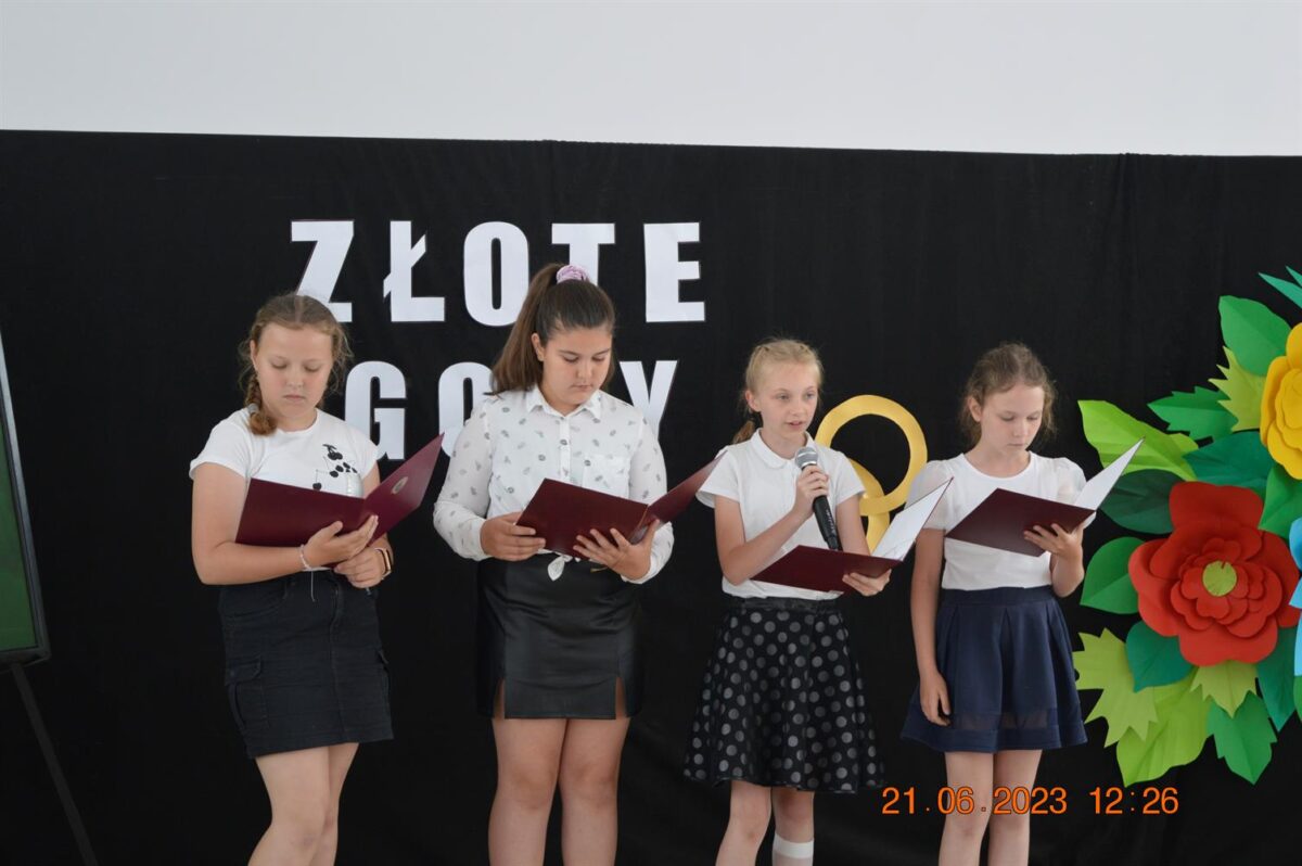 Trzy dziewczyny grające na instrumencie