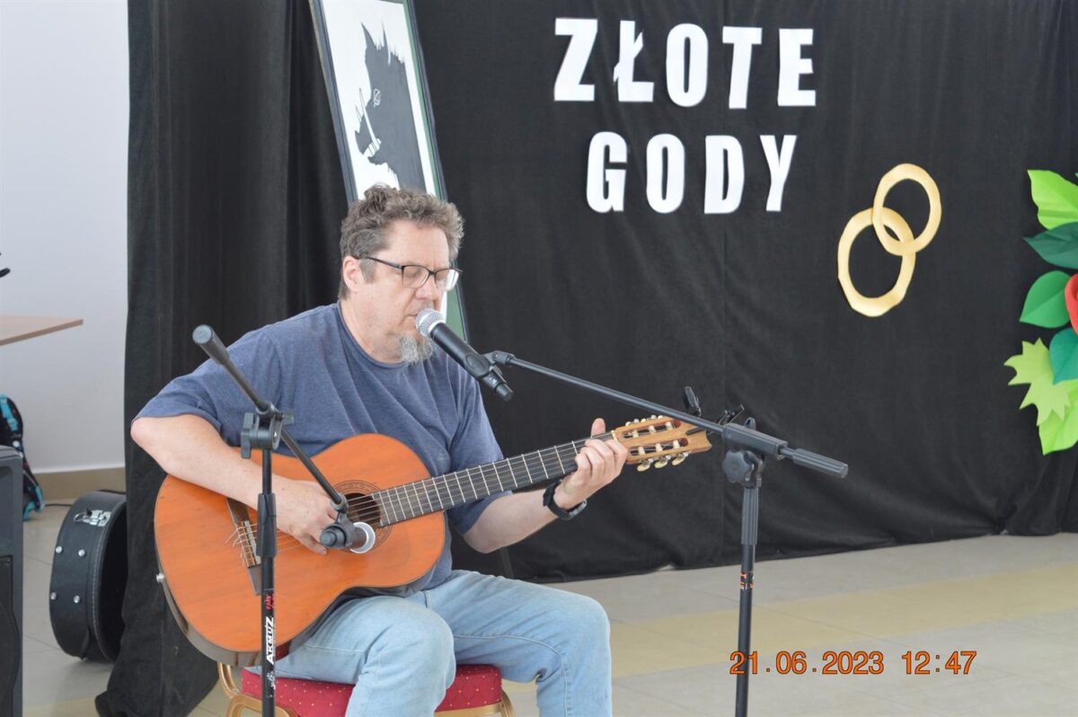 mezczyzna grajacy na gitarze