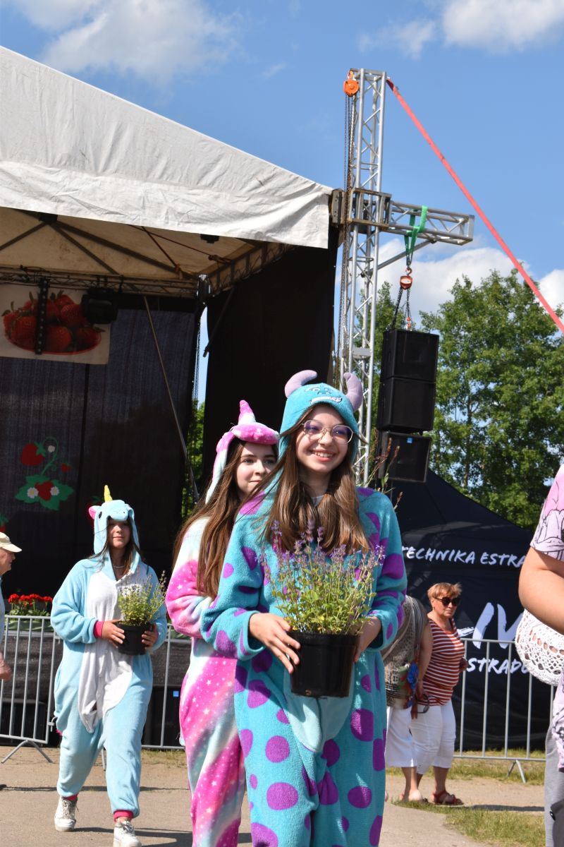 dziewczynka pokaz moda