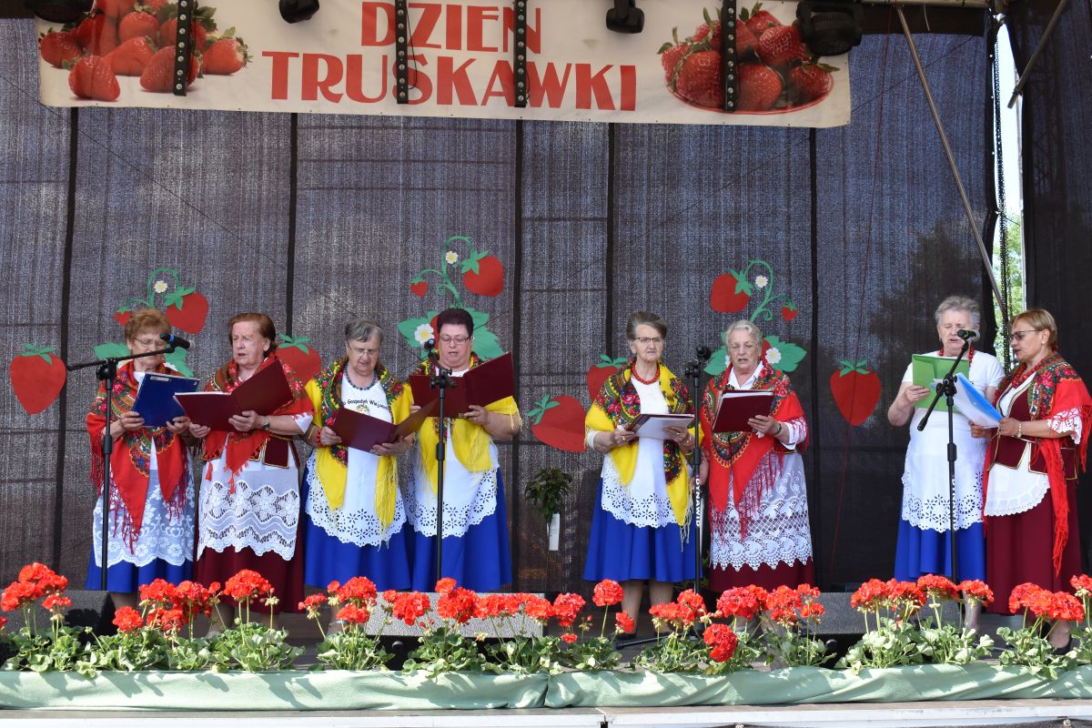 kobiety w czerwonych sukienkach