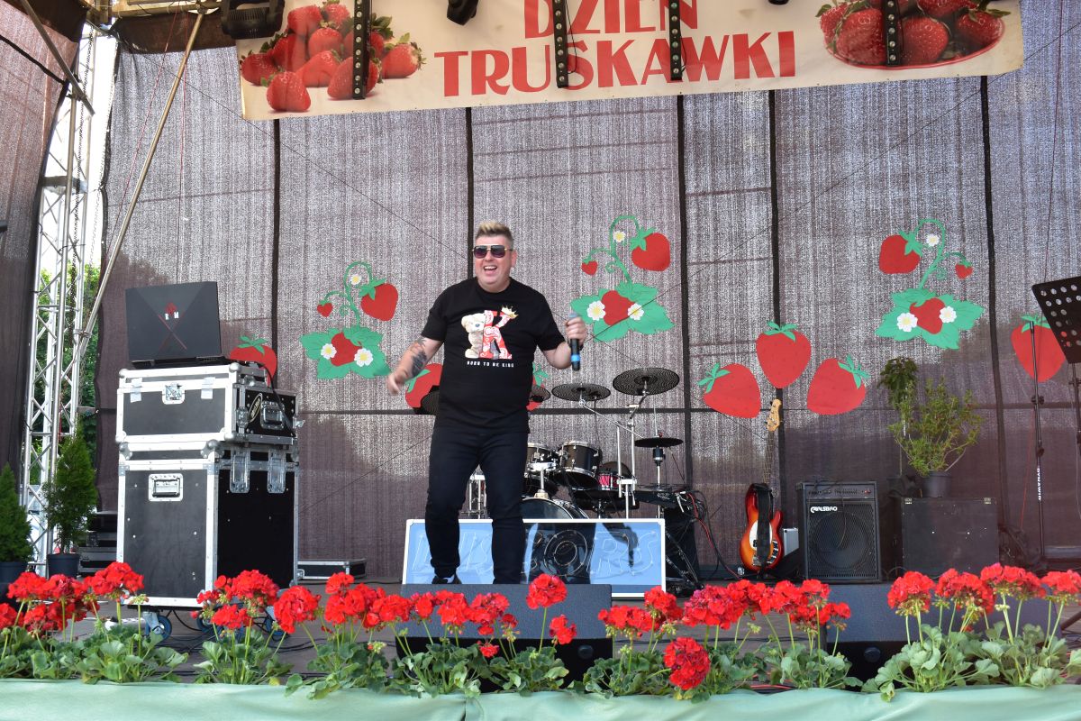 mężczyzna na scenie