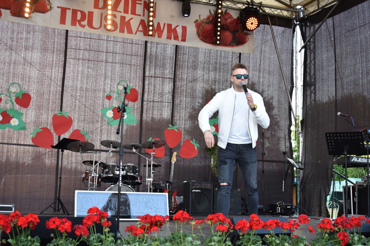 mężczyzna na scenie