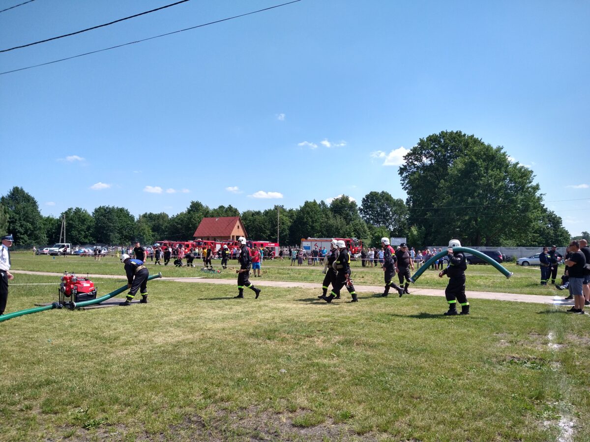 strażacy na łące