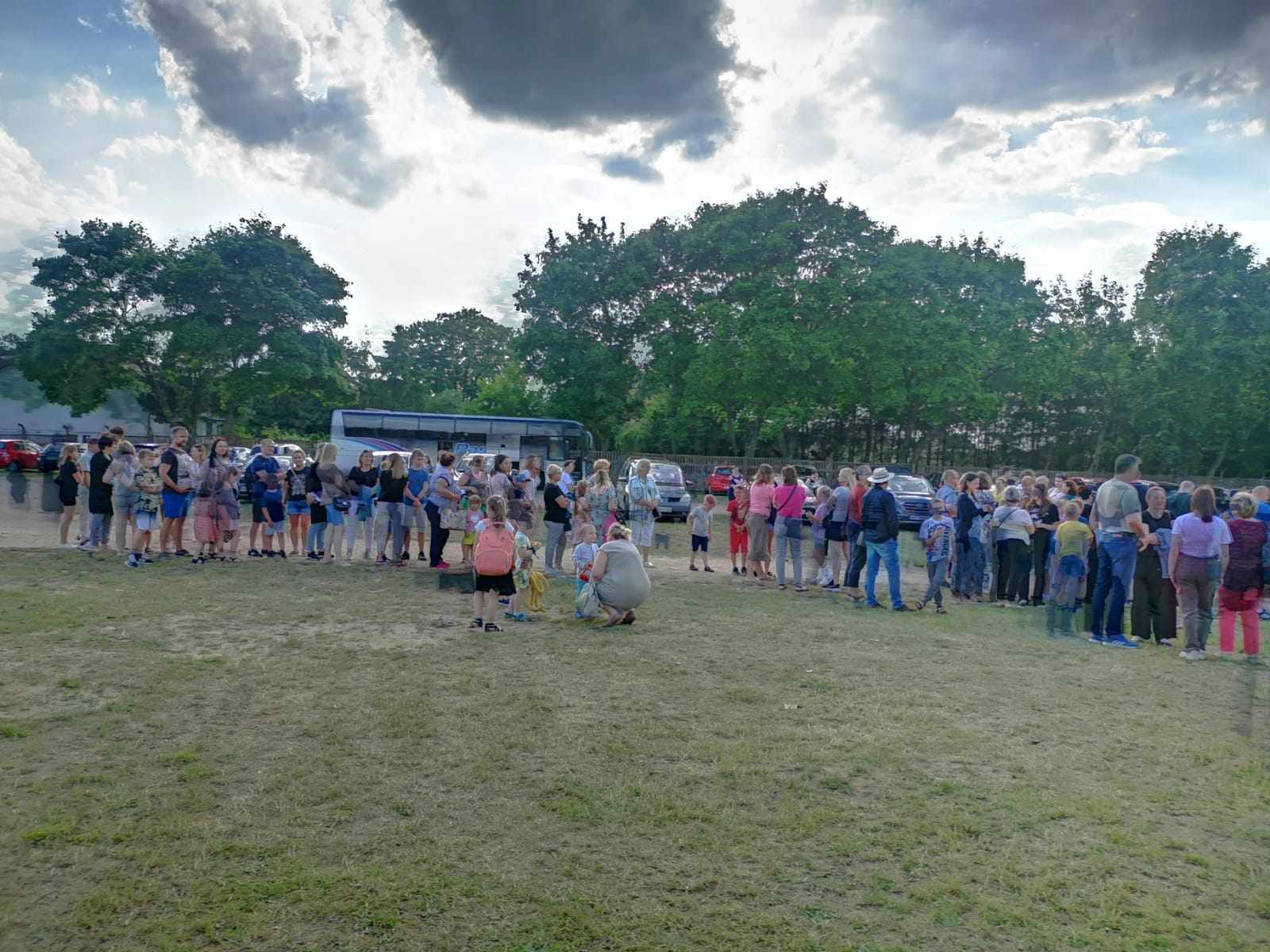 ludzie kolejna zielona trawa