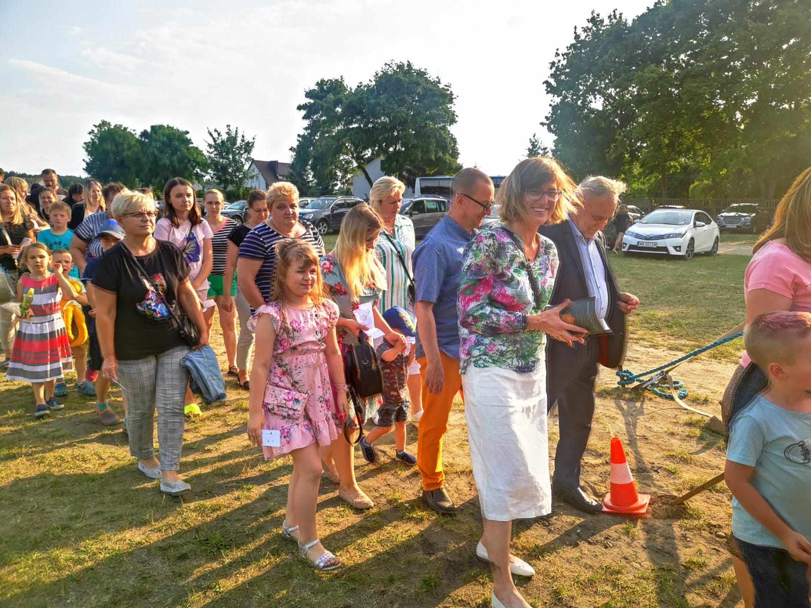 ludzie usmiech trawa
