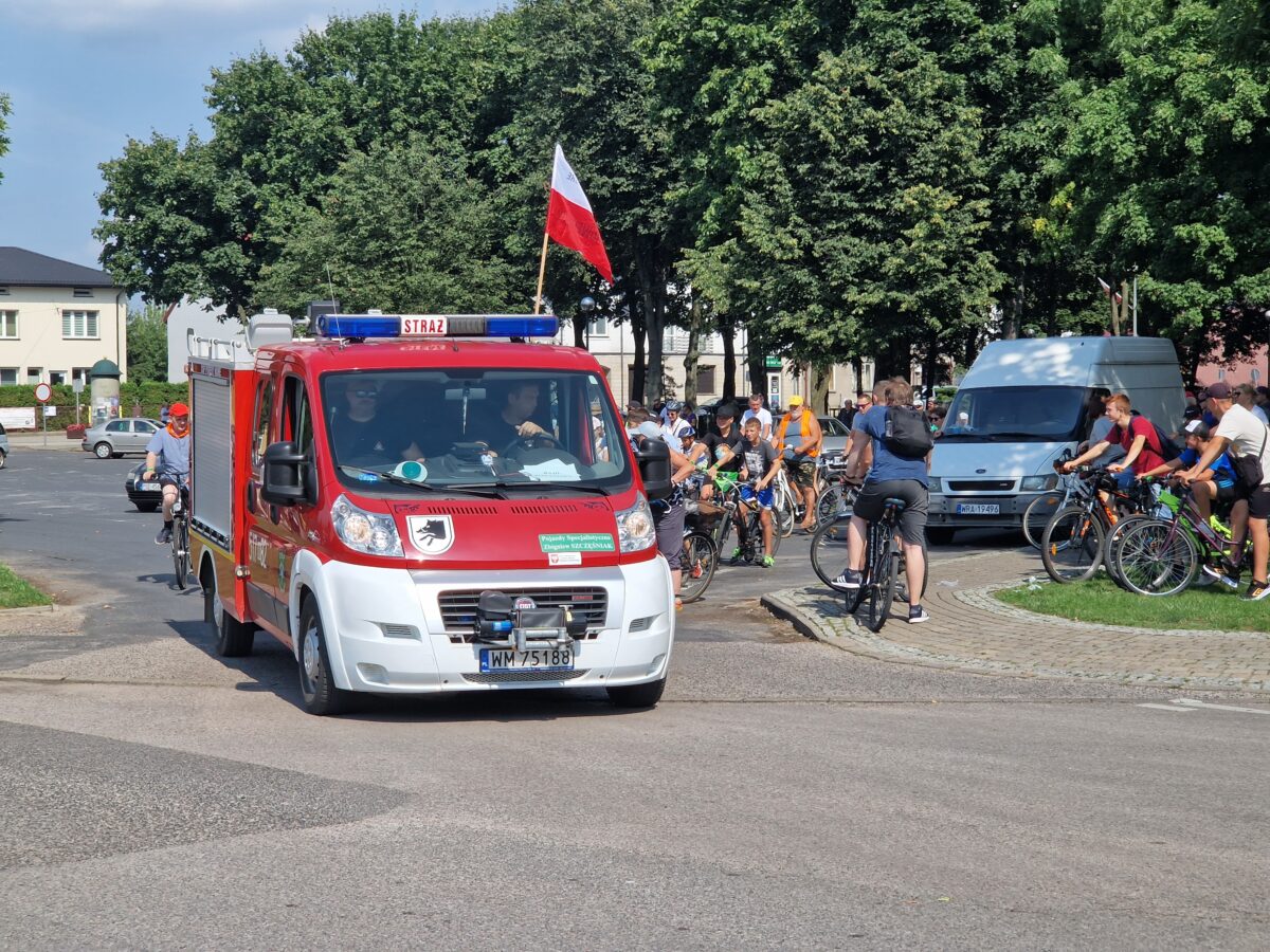 ludzie stol drzewa tlum niebo