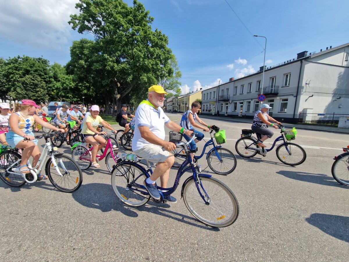 ludzie na rowerach