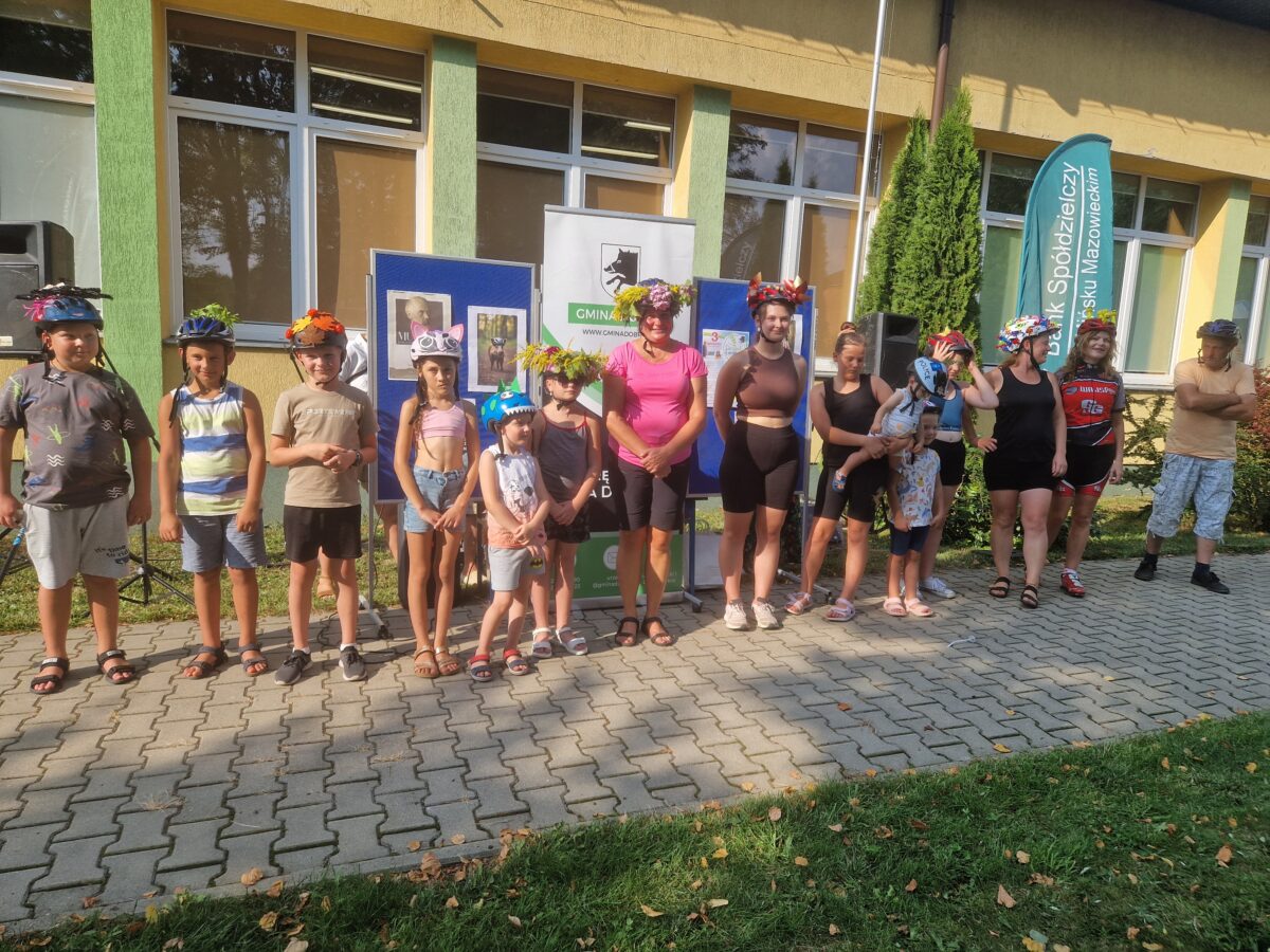 dzieci stojące przy budynku