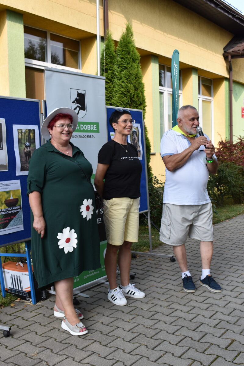 dwie kobiety i mężczyzna z mikrofonem