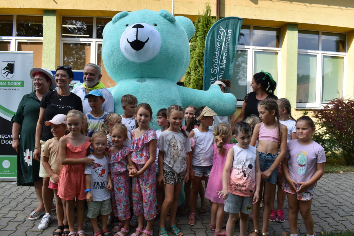 grupow zdjęcie dzieci z niebieskim misiem