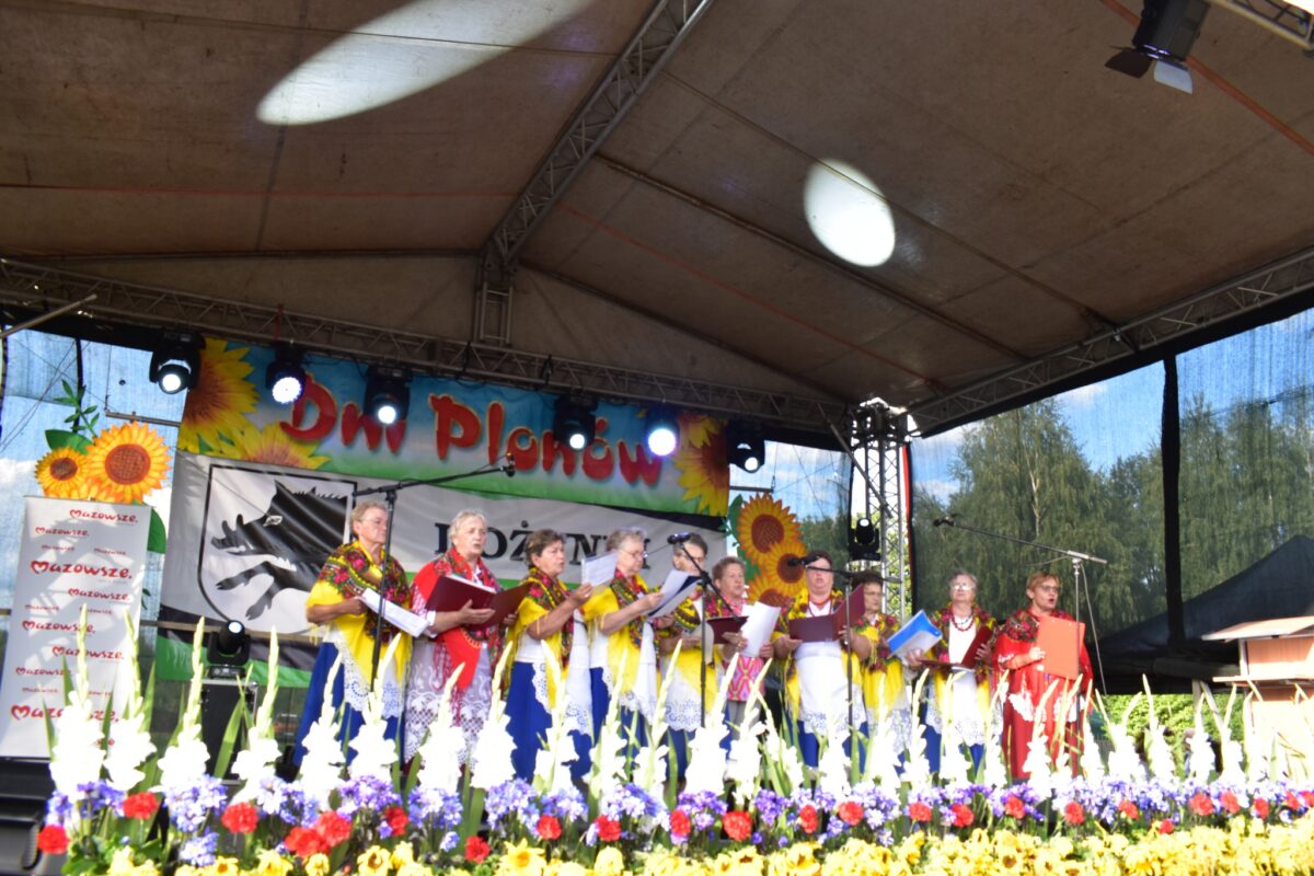 scena ludzie kwiaty nagrody