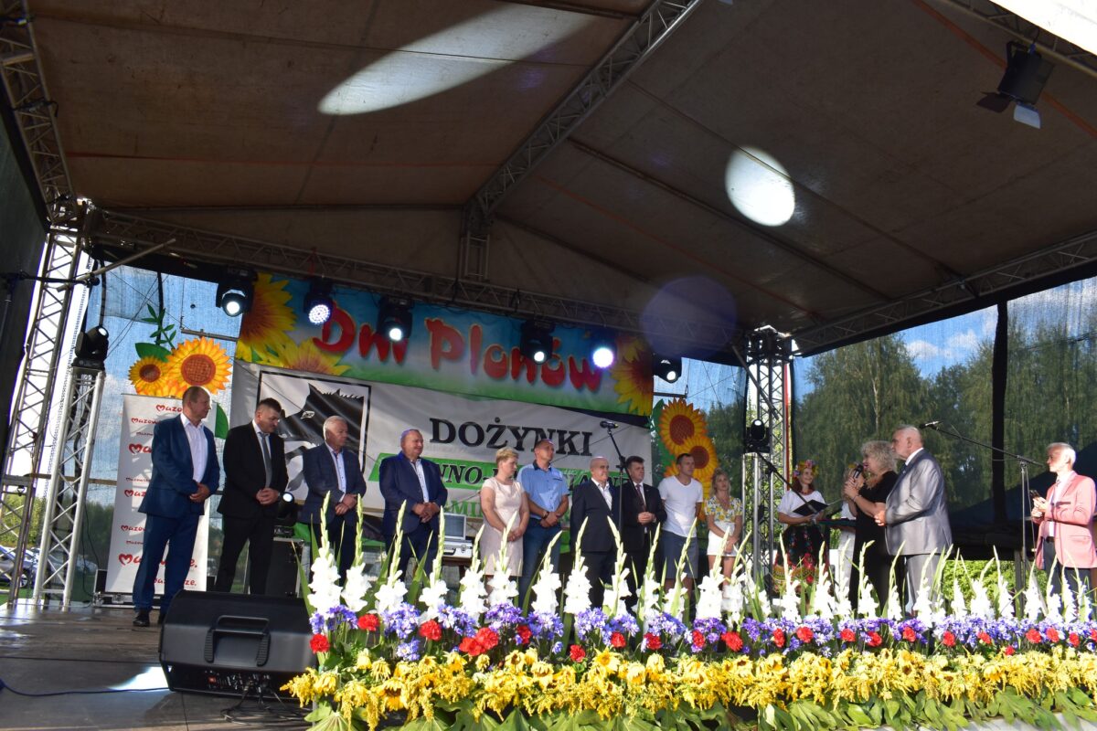 scena ludzie kwiaty nagrody