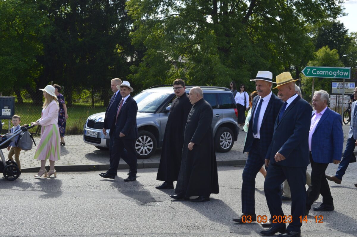 ksiadz kosciol kobieta