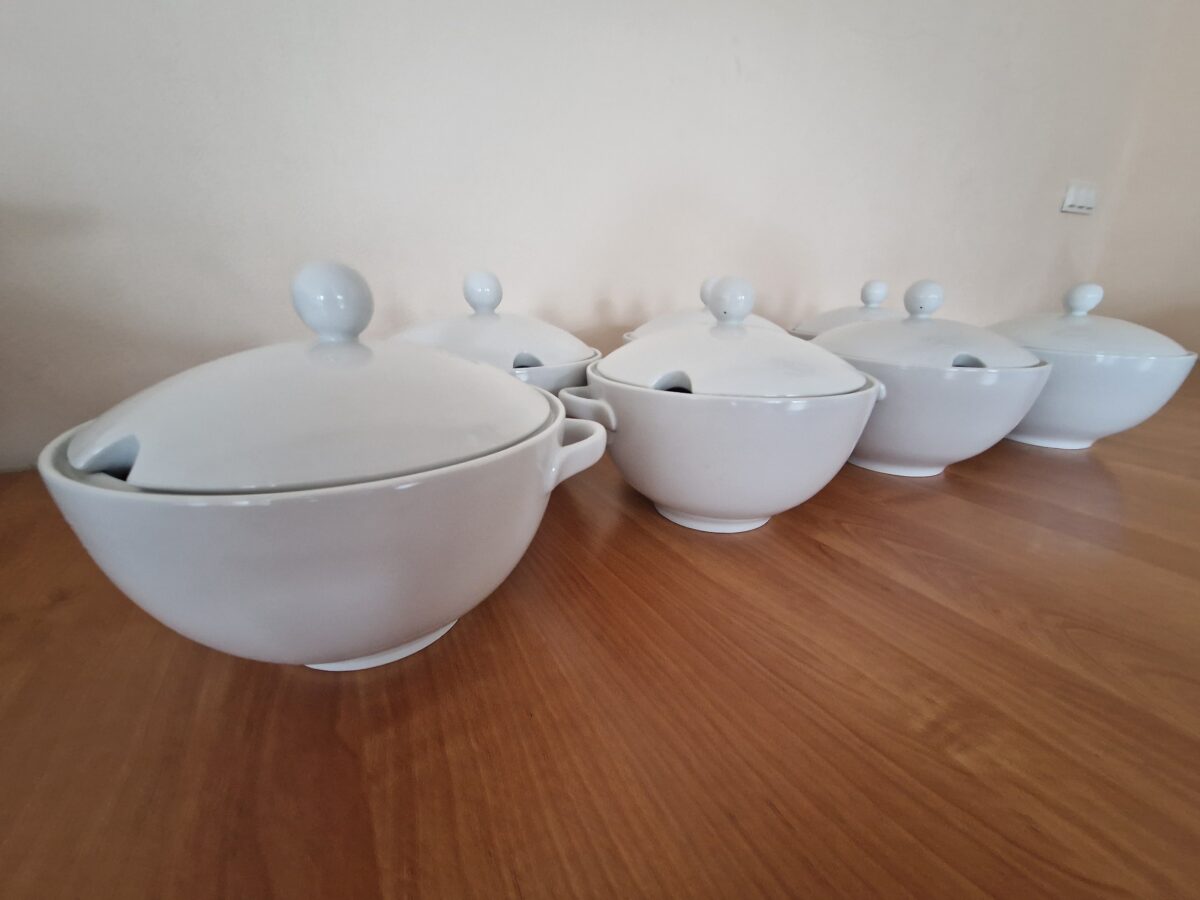 białe wazy porcelana na brazowym stole