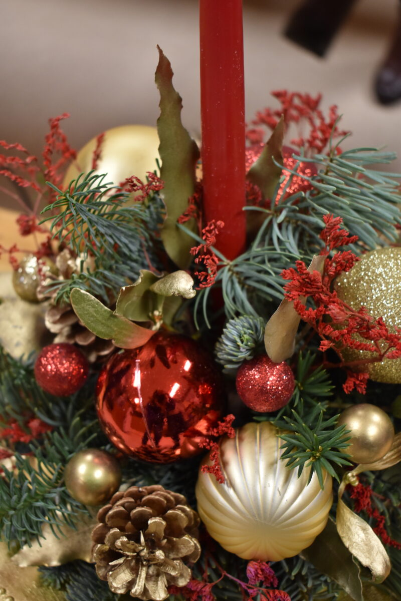 Mieliśmy niezwykłą przyjemność uczestniczyć w warsztatach świątecznych, podczas których tworzyliśmy przepiękne bożonarodzeniowe stroiki! 🎅🌿 Zaprosiliśmy dwie grupy do wspólnej zabawy - dorosłych i dzieci od 3 klasy szkoły podstawowej, a wszystko pod czujnym okiem pani Beaty Błażejczyk, niekwestionowanej mistrzyni florystyki! 💐🌟