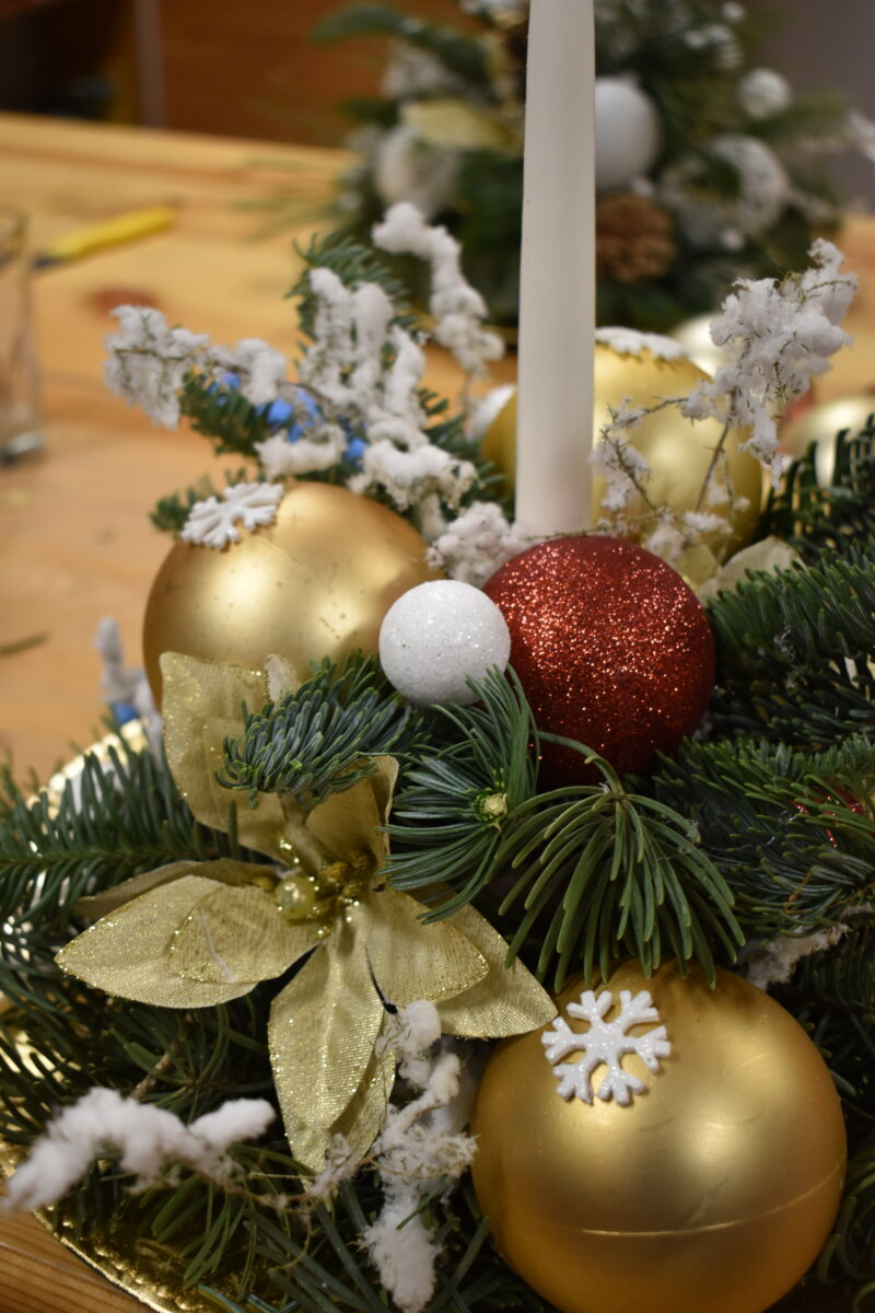 Mieliśmy niezwykłą przyjemność uczestniczyć w warsztatach świątecznych, podczas których tworzyliśmy przepiękne bożonarodzeniowe stroiki! 🎅🌿 Zaprosiliśmy dwie grupy do wspólnej zabawy - dorosłych i dzieci od 3 klasy szkoły podstawowej, a wszystko pod czujnym okiem pani Beaty Błażejczyk, niekwestionowanej mistrzyni florystyki! 💐🌟