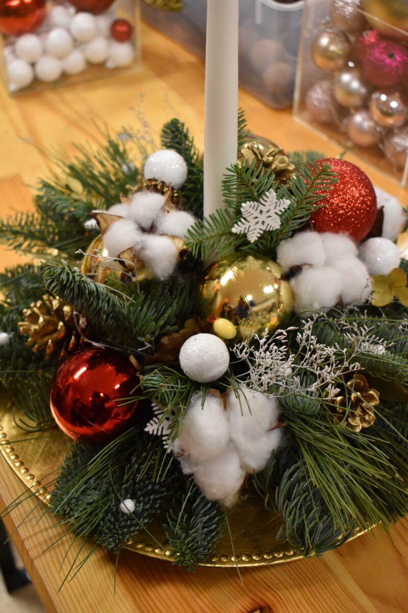 Mieliśmy niezwykłą przyjemność uczestniczyć w warsztatach świątecznych, podczas których tworzyliśmy przepiękne bożonarodzeniowe stroiki! 🎅🌿 Zaprosiliśmy dwie grupy do wspólnej zabawy - dorosłych i dzieci od 3 klasy szkoły podstawowej, a wszystko pod czujnym okiem pani Beaty Błażejczyk, niekwestionowanej mistrzyni florystyki! 💐🌟
