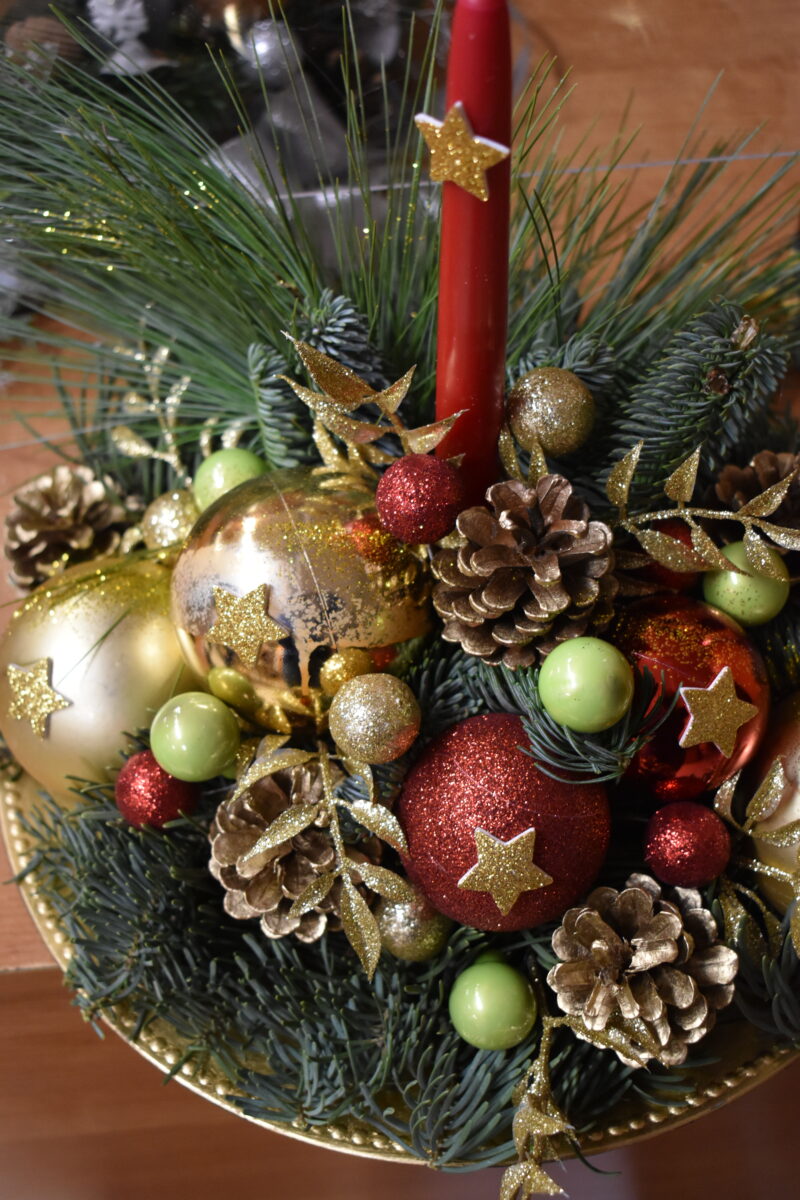 Mieliśmy niezwykłą przyjemność uczestniczyć w warsztatach świątecznych, podczas których tworzyliśmy przepiękne bożonarodzeniowe stroiki! 🎅🌿 Zaprosiliśmy dwie grupy do wspólnej zabawy - dorosłych i dzieci od 3 klasy szkoły podstawowej, a wszystko pod czujnym okiem pani Beaty Błażejczyk, niekwestionowanej mistrzyni florystyki! 💐🌟