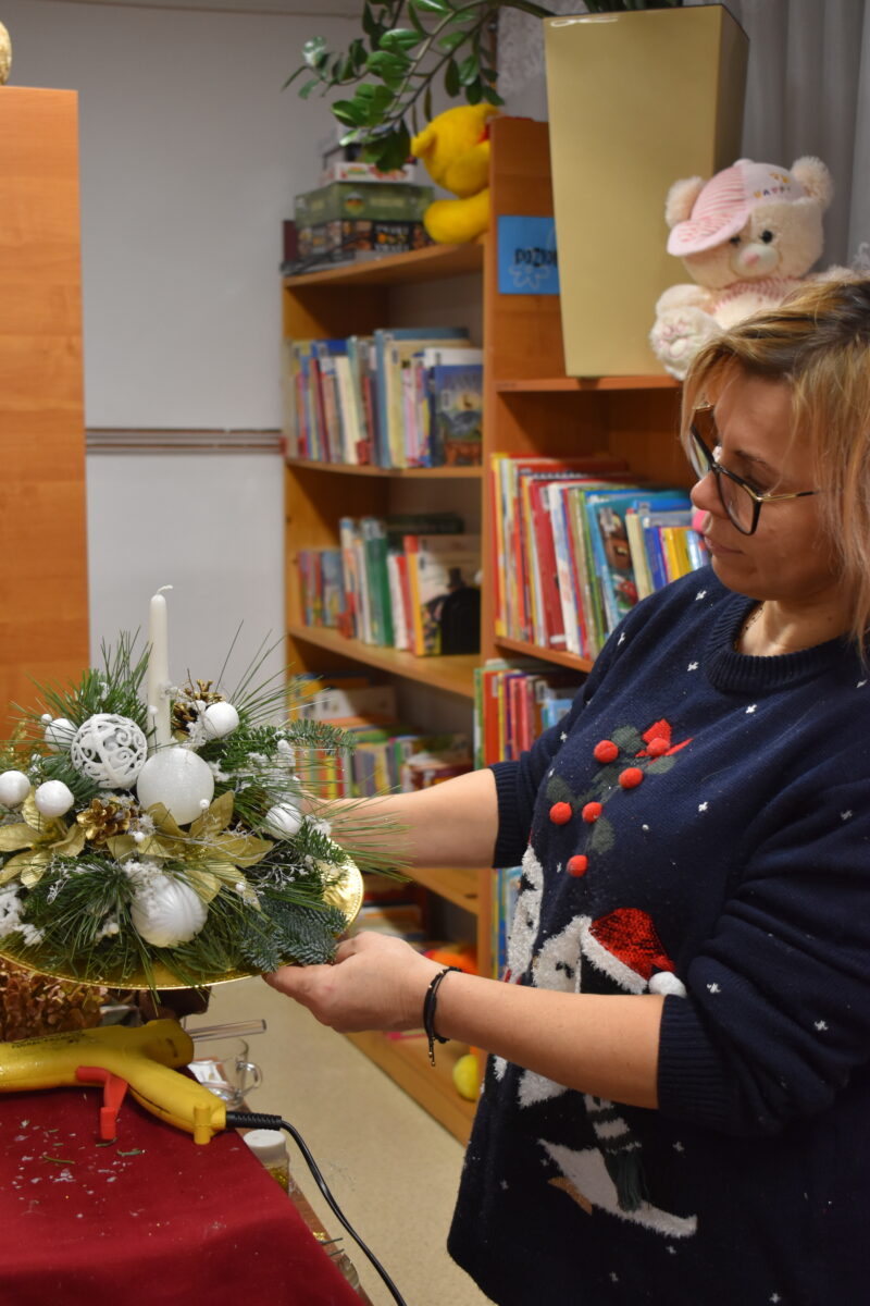 Mieliśmy niezwykłą przyjemność uczestniczyć w warsztatach świątecznych, podczas których tworzyliśmy przepiękne bożonarodzeniowe stroiki! 🎅🌿 Zaprosiliśmy dwie grupy do wspólnej zabawy - dorosłych i dzieci od 3 klasy szkoły podstawowej, a wszystko pod czujnym okiem pani Beaty Błażejczyk, niekwestionowanej mistrzyni florystyki! 💐🌟
