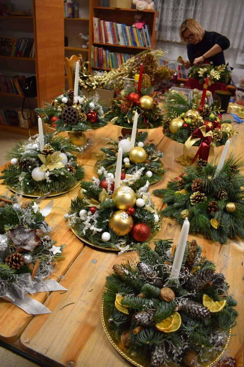 Mieliśmy niezwykłą przyjemność uczestniczyć w warsztatach świątecznych, podczas których tworzyliśmy przepiękne bożonarodzeniowe stroiki! 🎅🌿 Zaprosiliśmy dwie grupy do wspólnej zabawy - dorosłych i dzieci od 3 klasy szkoły podstawowej, a wszystko pod czujnym okiem pani Beaty Błażejczyk, niekwestionowanej mistrzyni florystyki! 💐🌟