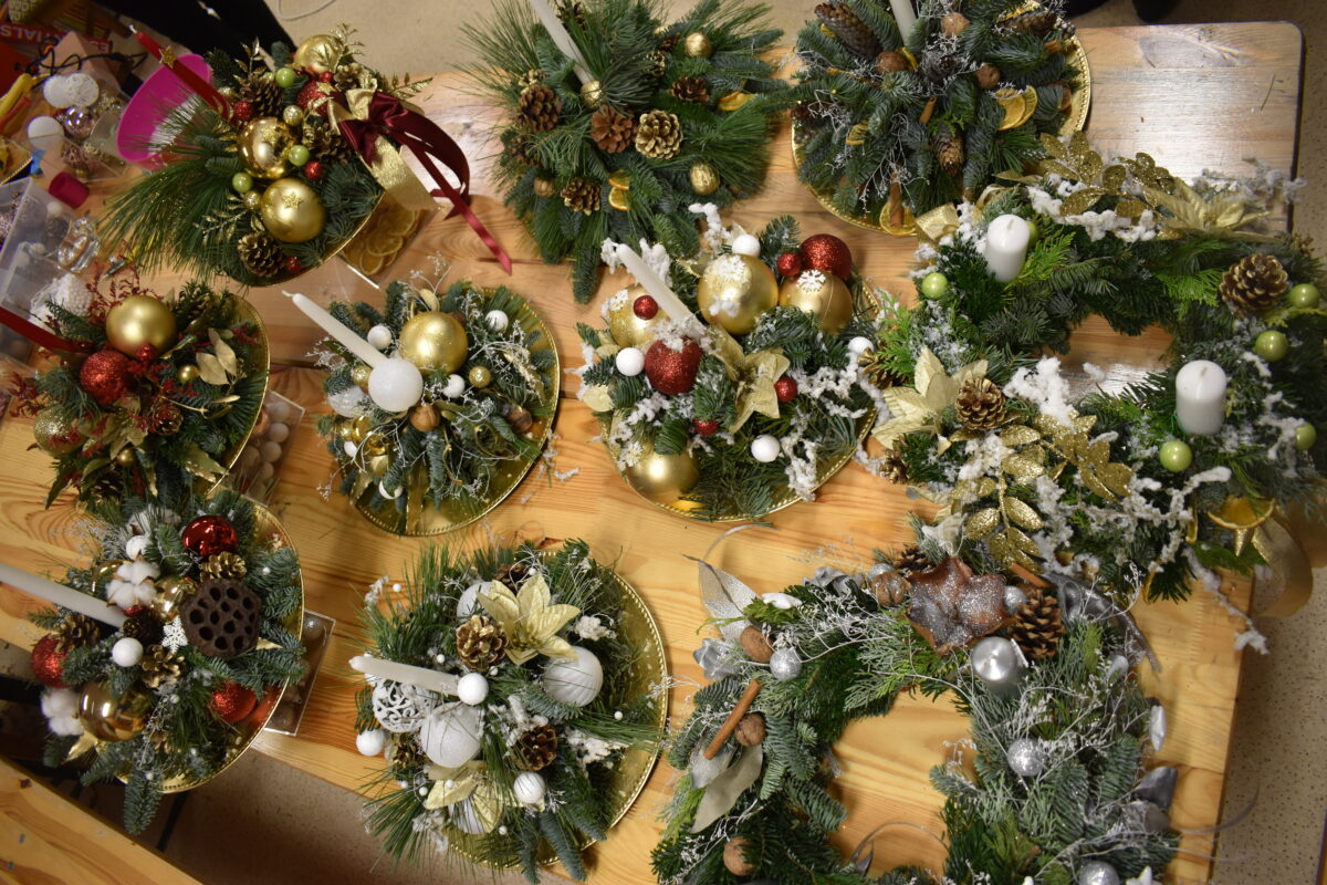Mieliśmy niezwykłą przyjemność uczestniczyć w warsztatach świątecznych, podczas których tworzyliśmy przepiękne bożonarodzeniowe stroiki! 🎅🌿 Zaprosiliśmy dwie grupy do wspólnej zabawy - dorosłych i dzieci od 3 klasy szkoły podstawowej, a wszystko pod czujnym okiem pani Beaty Błażejczyk, niekwestionowanej mistrzyni florystyki! 💐🌟