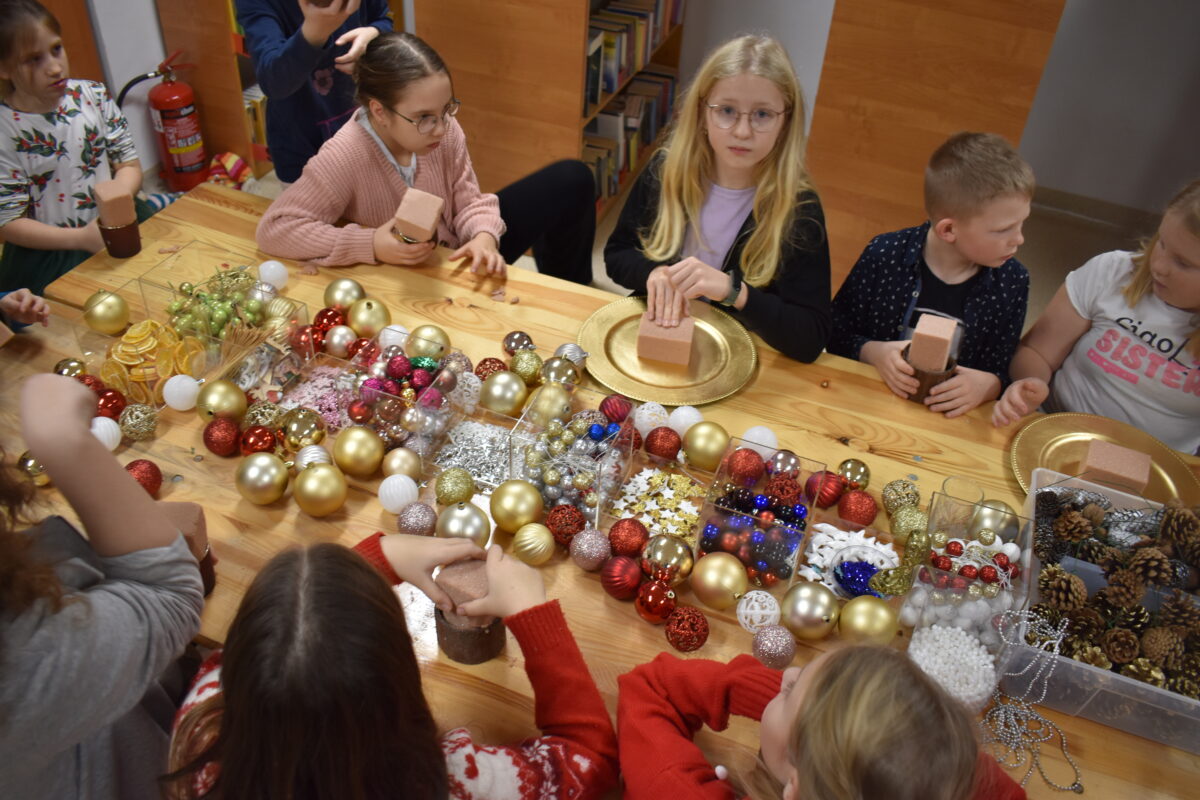 Mieliśmy niezwykłą przyjemność uczestniczyć w warsztatach świątecznych, podczas których tworzyliśmy przepiękne bożonarodzeniowe stroiki! 🎅🌿 Zaprosiliśmy dwie grupy do wspólnej zabawy - dorosłych i dzieci od 3 klasy szkoły podstawowej, a wszystko pod czujnym okiem pani Beaty Błażejczyk, niekwestionowanej mistrzyni florystyki! 💐🌟