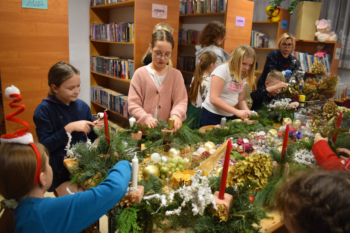Mieliśmy niezwykłą przyjemność uczestniczyć w warsztatach świątecznych, podczas których tworzyliśmy przepiękne bożonarodzeniowe stroiki! 🎅🌿 Zaprosiliśmy dwie grupy do wspólnej zabawy - dorosłych i dzieci od 3 klasy szkoły podstawowej, a wszystko pod czujnym okiem pani Beaty Błażejczyk, niekwestionowanej mistrzyni florystyki! 💐🌟