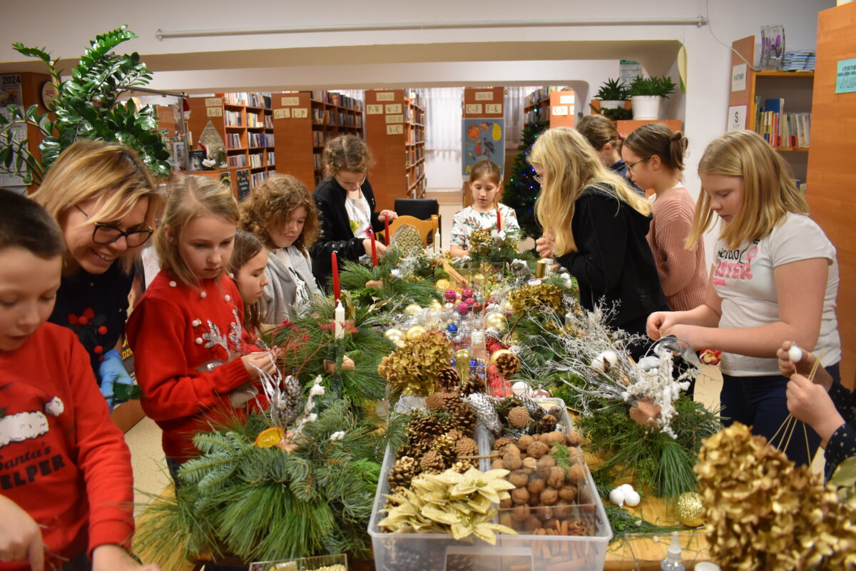 Mieliśmy niezwykłą przyjemność uczestniczyć w warsztatach świątecznych, podczas których tworzyliśmy przepiękne bożonarodzeniowe stroiki! 🎅🌿 Zaprosiliśmy dwie grupy do wspólnej zabawy - dorosłych i dzieci od 3 klasy szkoły podstawowej, a wszystko pod czujnym okiem pani Beaty Błażejczyk, niekwestionowanej mistrzyni florystyki! 💐🌟