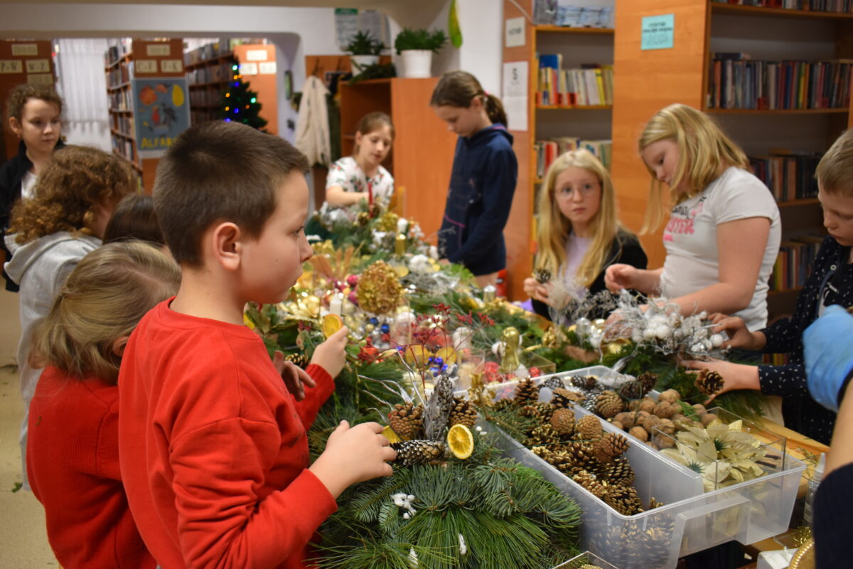 Mieliśmy niezwykłą przyjemność uczestniczyć w warsztatach świątecznych, podczas których tworzyliśmy przepiękne bożonarodzeniowe stroiki! 🎅🌿 Zaprosiliśmy dwie grupy do wspólnej zabawy - dorosłych i dzieci od 3 klasy szkoły podstawowej, a wszystko pod czujnym okiem pani Beaty Błażejczyk, niekwestionowanej mistrzyni florystyki! 💐🌟