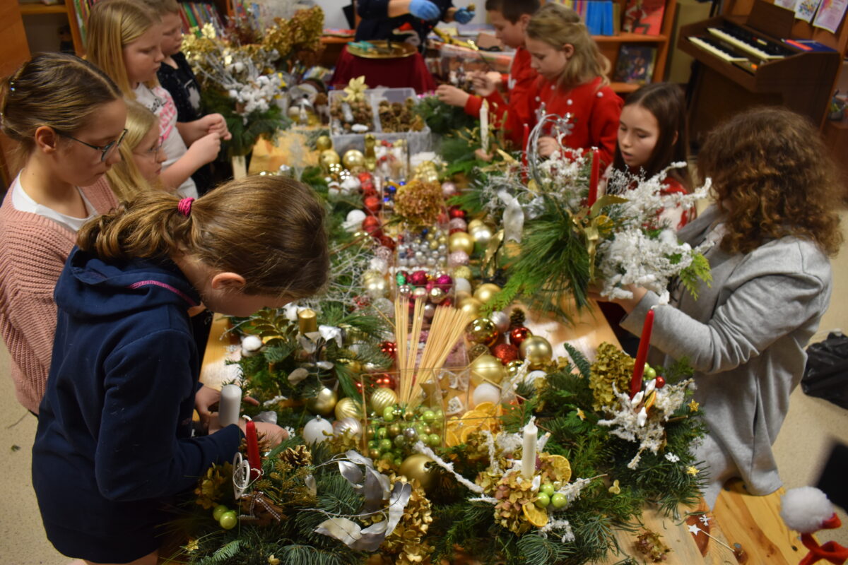 Mieliśmy niezwykłą przyjemność uczestniczyć w warsztatach świątecznych, podczas których tworzyliśmy przepiękne bożonarodzeniowe stroiki! 🎅🌿 Zaprosiliśmy dwie grupy do wspólnej zabawy - dorosłych i dzieci od 3 klasy szkoły podstawowej, a wszystko pod czujnym okiem pani Beaty Błażejczyk, niekwestionowanej mistrzyni florystyki! 💐🌟
